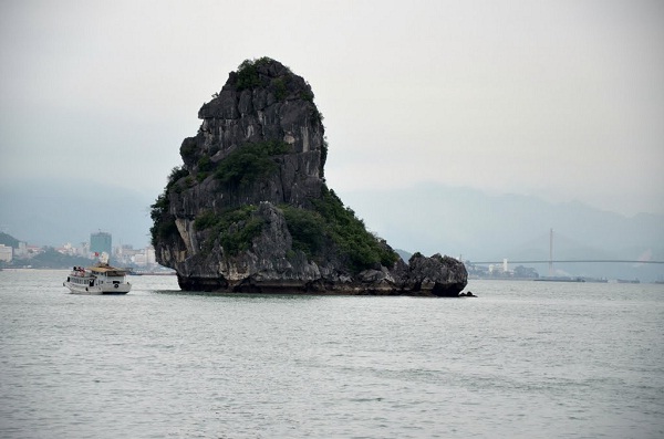 islet of halong bay