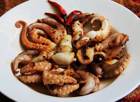 A good feeling with “mini octopus”, a special local food of Halong Bay