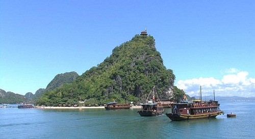 Titop Island – A crescent gem of Ha Long Bay