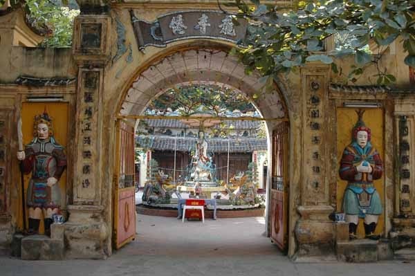 Long Tien Pagoda, the largest pagoda in Ha Long city, Viet Nam