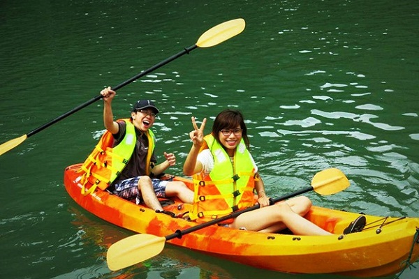 Kayak experience in Halong Bay