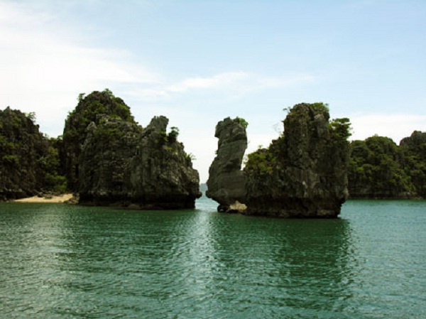 Cho Da islet and Thien Nga islet