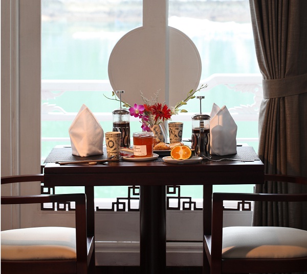 A romantic meal on a luxurious cruise in Halong Bay
