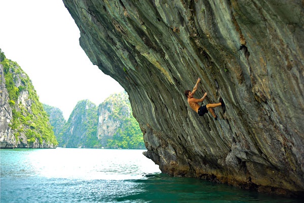 Rock – Climbing tour in Halong Bay