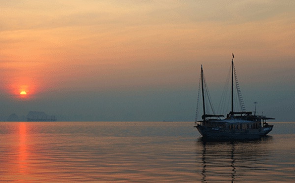 Amazing sunrise on Halong bay