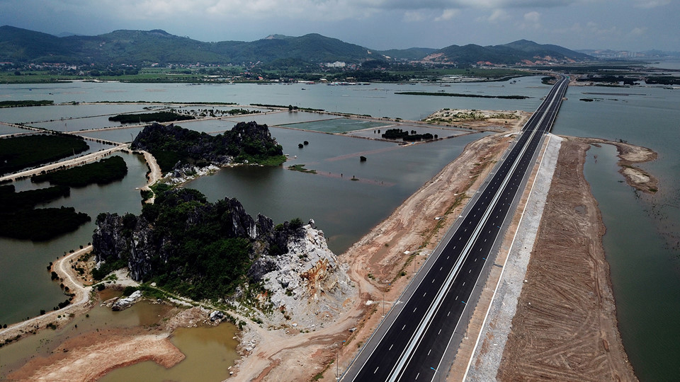 Overview of Bach Dang bridge