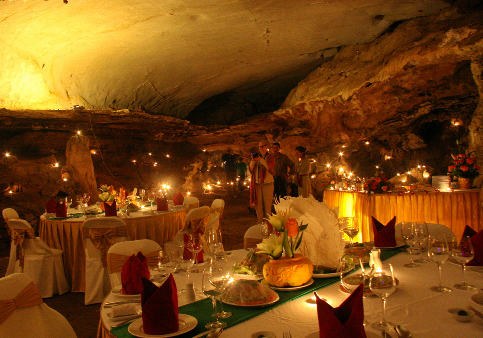 Pelican Halong Cruise cave dinning