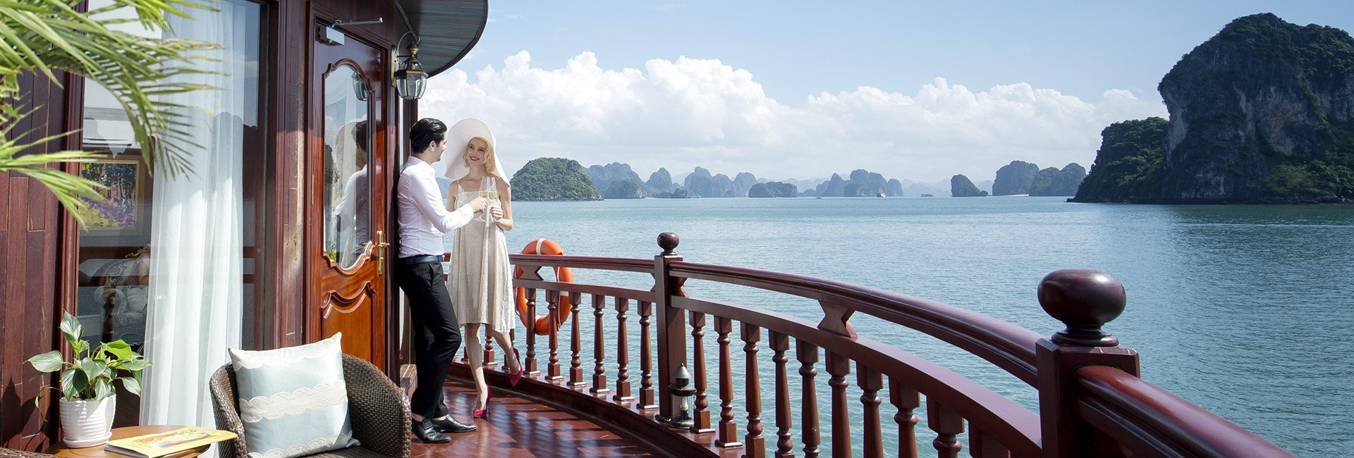 halong bay cruise junk boat