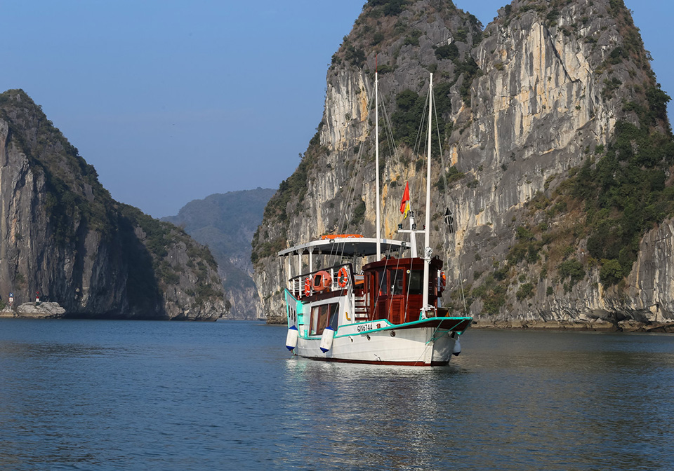 halong_bay_private_cruise_LAzalee_day_cruise