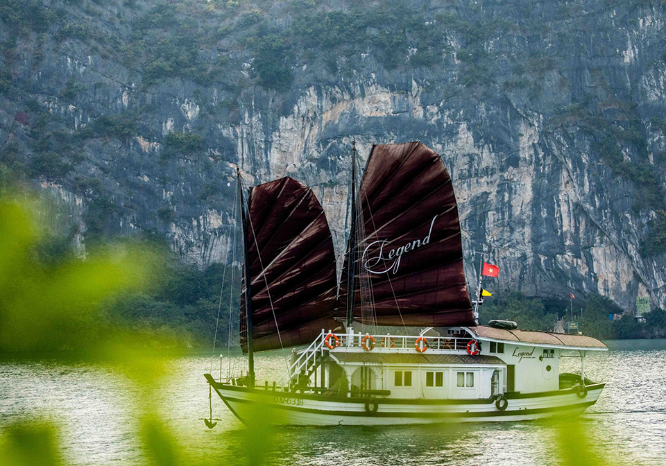 halong_bay_private_cruise_bhaya_legend