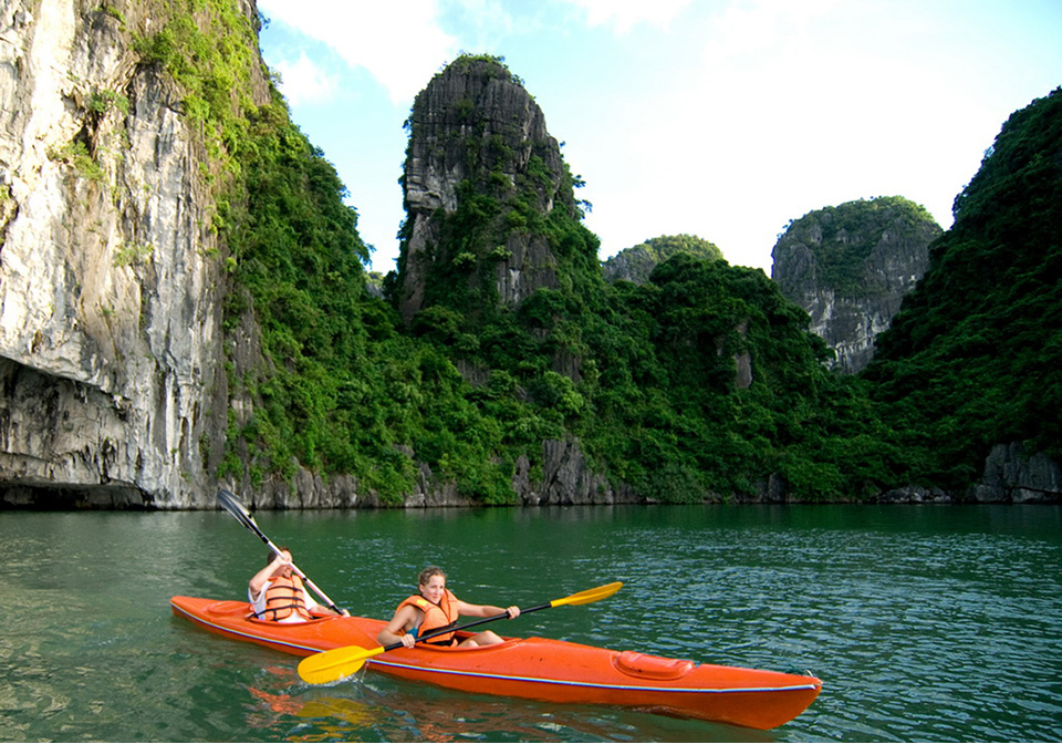 halong_bay_private_cruise_kayaking