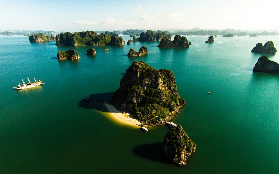 Bai Tu Long Bay