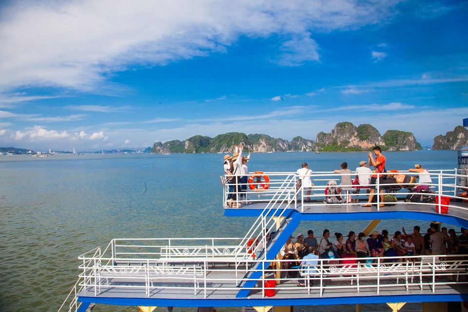 Ferry to Gia Luan harbor