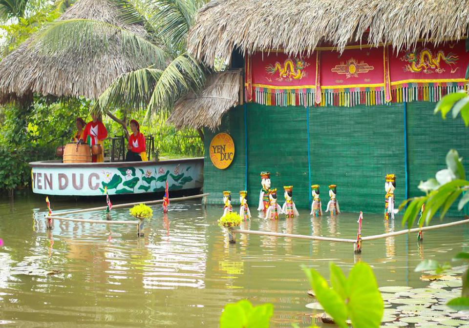 Water puppet show