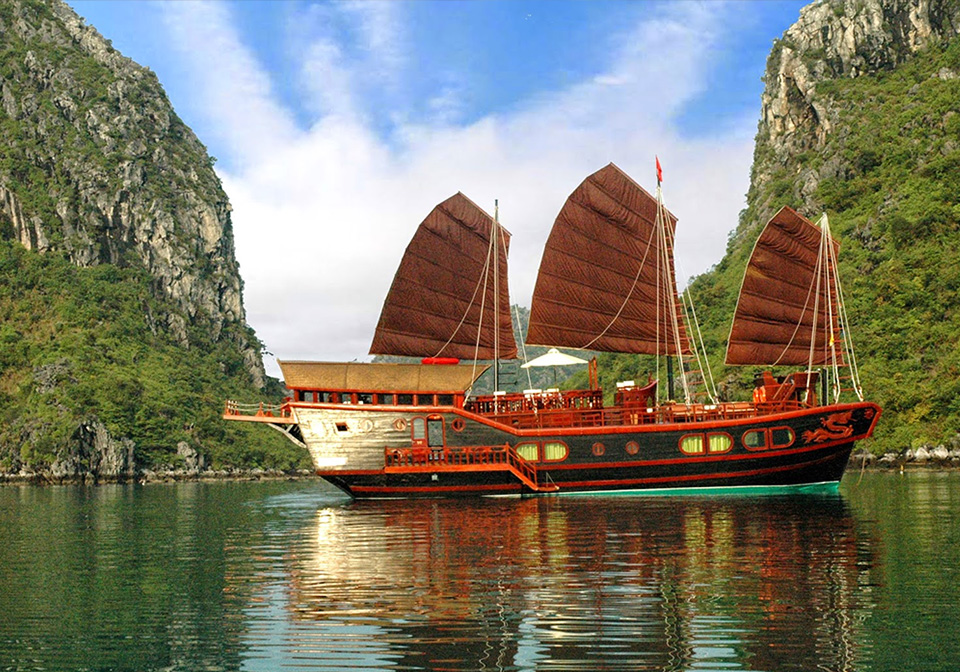 halong bay honeymoon cruise