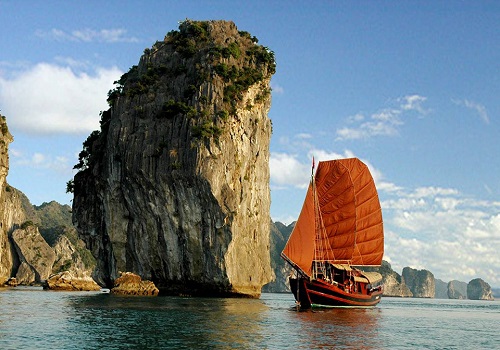 5 best Halong Bay cruises tailor-made for Honeymooners