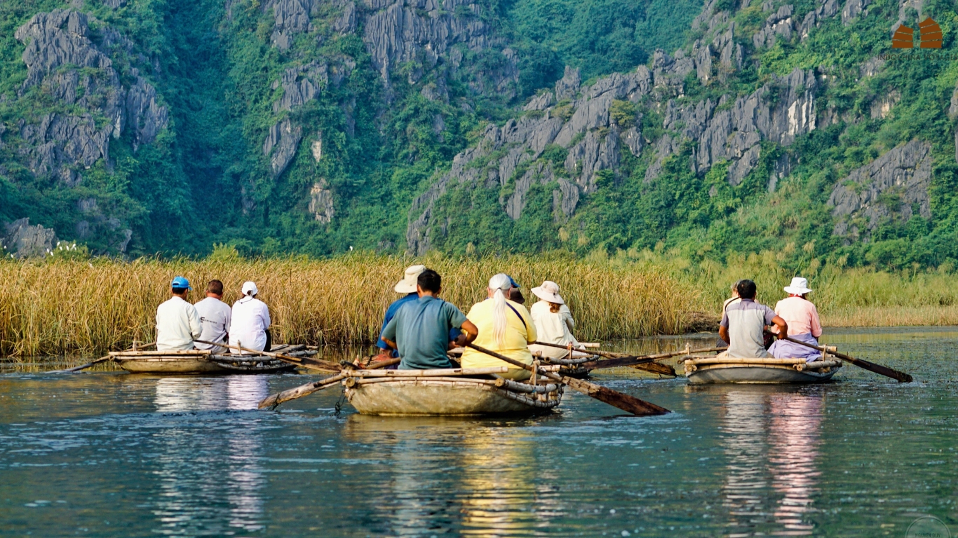 Enjoy boat tour in Ninh Binh