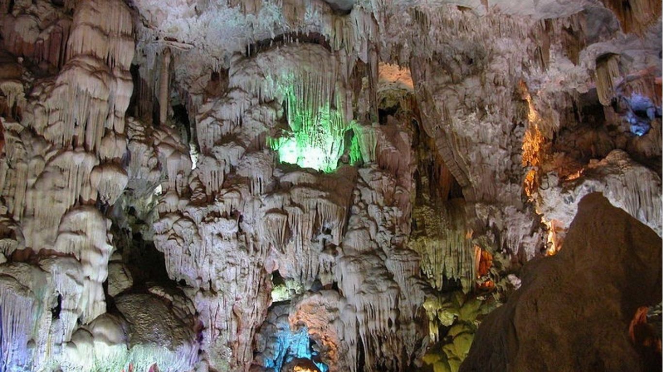 Hoa Cuong Cave