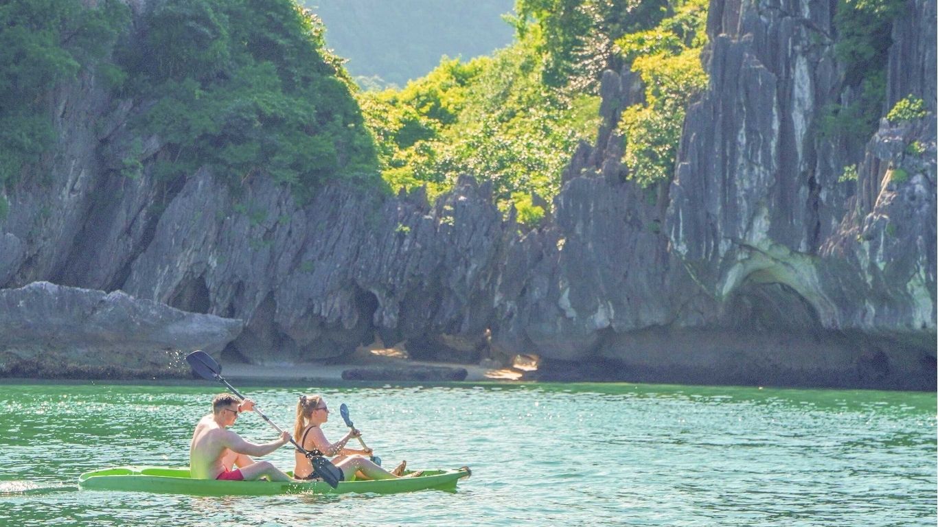 Kayaking at Cat Ba Island