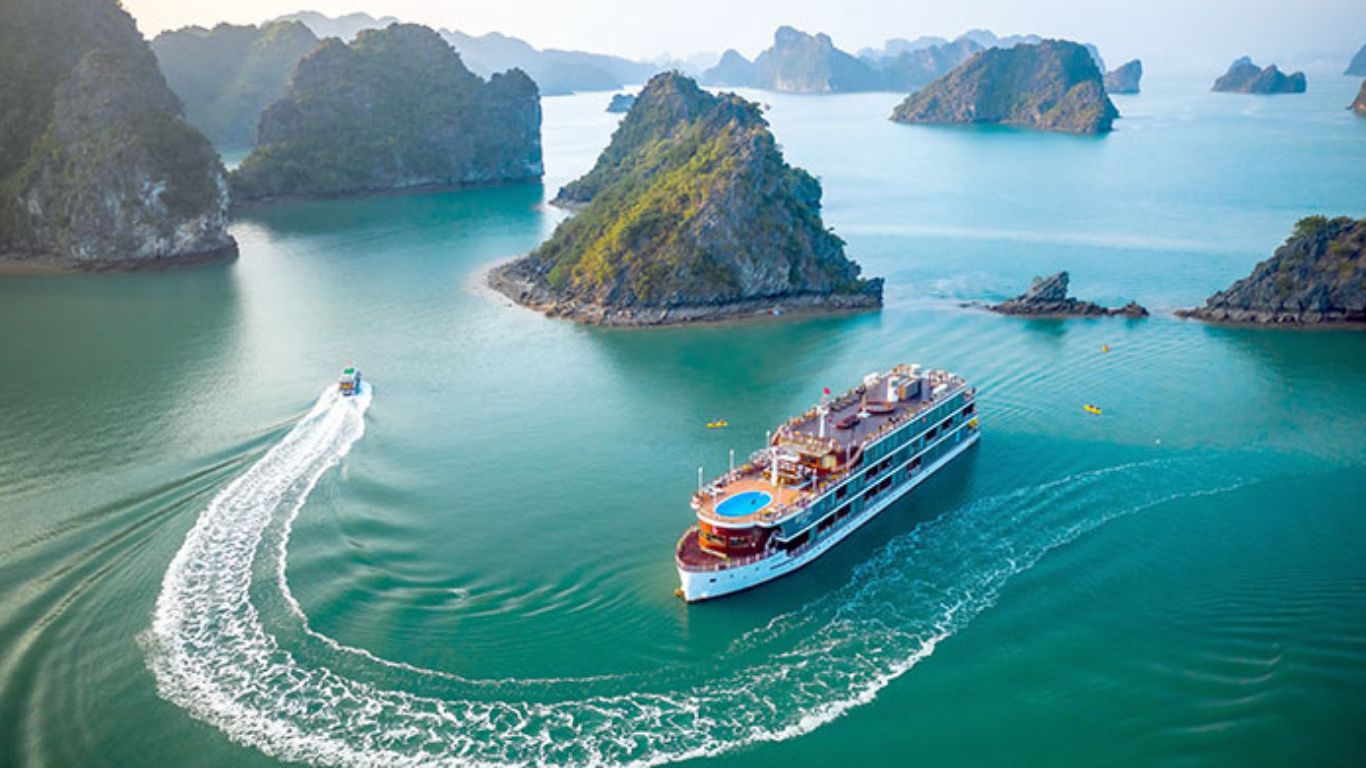 cruise in Bai Tu Long Bay
