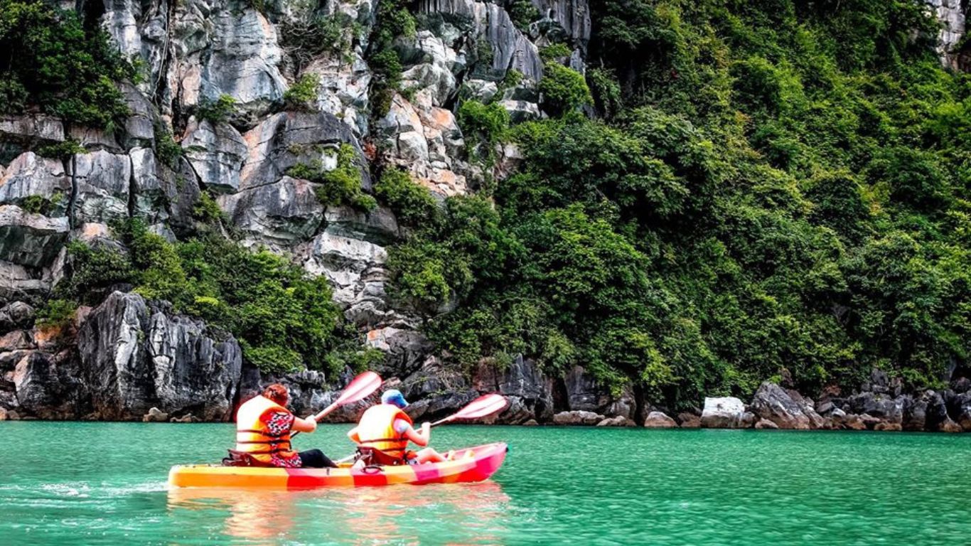 Kayak in Lan Ha bay